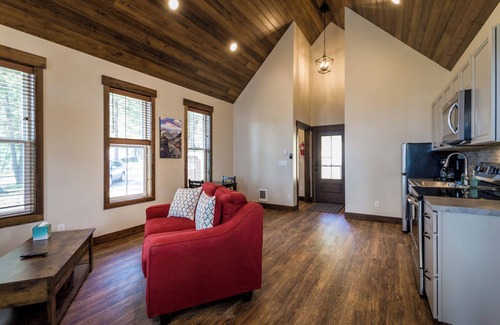 Lakeside Cabin | Going to the Sun at Elk Ridge Village cabin 401C with views of Flathead Lake & 🏔️