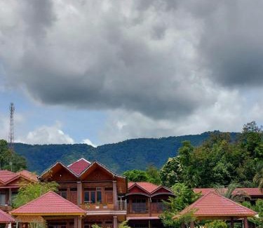 Tuk Tuk House | Gokhon Guest House: Beachfront Retreat with Ocean Views
