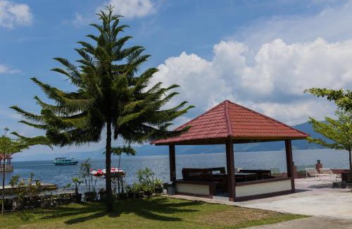 Tuk Tuk House | Gokhon Guest House: Beachfront Retreat with Ocean Views