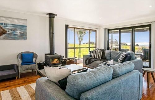 Coronet Bay House | Gokus Shack: Tranquil Rural Retreat with Spa & Water Views
