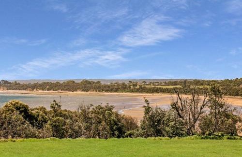 Coronet Bay House | Gokus Shack: Tranquil Rural Retreat with Spa & Water Views