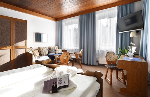 Bad Berneck im Fichtelgebirge Hotel | Discover Goldener Hirsch: Guest Rated 9.6 with Breakfast