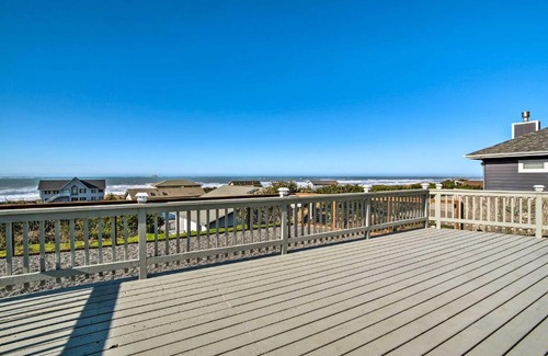 Gold Beach House | Gold Beach Getaway with Hot Tub, Steps from the Shore!