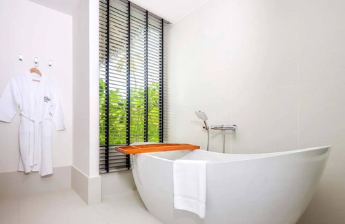 Farukolhufushi Island Hotel | Beachfront Gold Beach Villa with Pool and Ocean Views