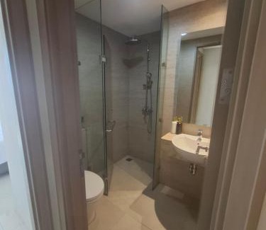 Pantai Indah Kapuk Apartment | Cozy Gold Coast Apartment with Oceanfront Pool Access