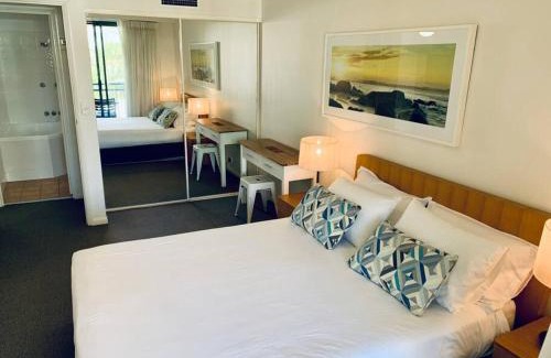 Coolangatta Apartment | Beachfront Bliss at Gold Coast Calypso Resort, 10/10 Rated