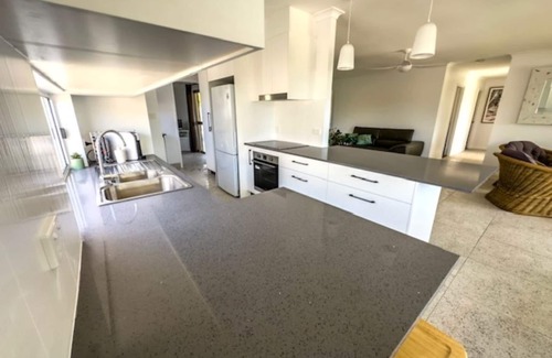 Broadbeach Waters House | Family-Friendly Stay at Poinciana Place - Guest Rated 9.8