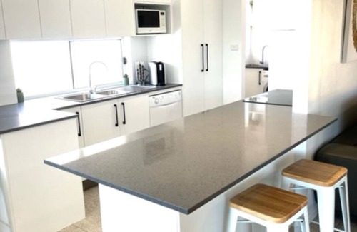 Broadbeach Waters House | Family-Friendly Stay at Poinciana Place - Guest Rated 9.8