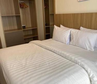 Jakarta Apartment | Cozy Gold Coast Italian Room with Pool & Netflix Access