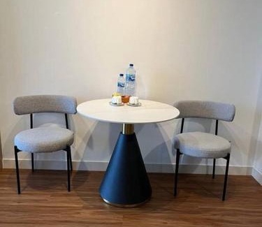Jakarta Apartment | Cozy Gold Coast Italian Room with Pool & Netflix Access