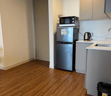Jakarta Apartment | Cozy Gold Coast Italian Room with Pool & Netflix Access