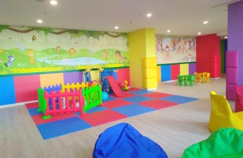 Pantai Indah Kapuk Apartment | Cozy 1BR Gold Coast Pik with Netflix & Sofa Bed in London