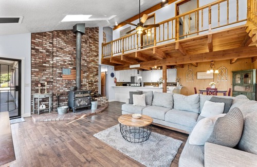 Placerville House | Cozy Gold Country Cabin - Pet Friendly with Pool & Breakfast