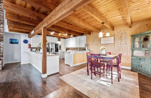 Placerville House | Cozy Gold Country Cabin - Pet Friendly with Pool & Breakfast