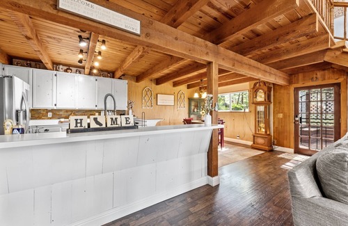 Placerville House | Cozy Gold Country Cabin - Pet Friendly with Pool & Breakfast