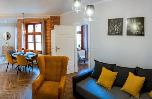 Stare Miasto Apartment | Pet-Friendly Gold Garden by Rentoom: Rated 9.1/10