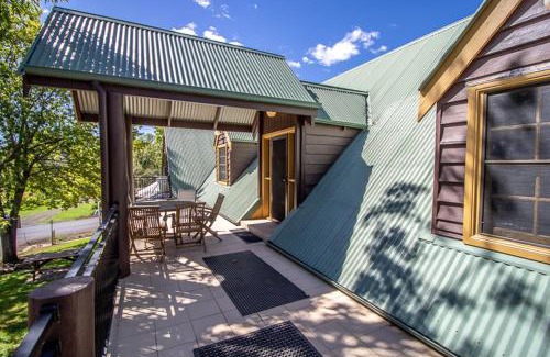 Nundle House | Inviting Gold Mine Guest House with Family-Friendly Amenities