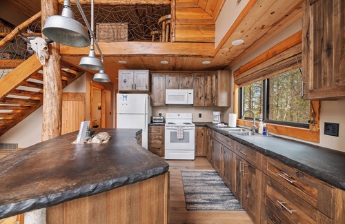 Deadwood House | Top-Rated Gold Nugget Lodge on Scenic Wooded Acres