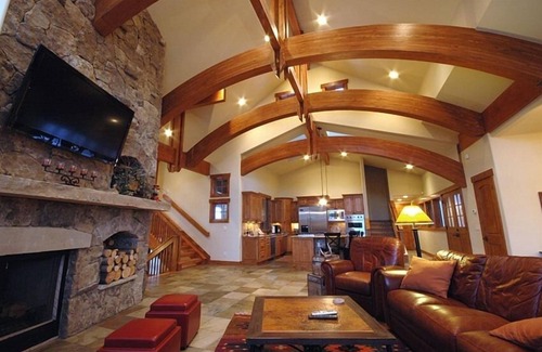 The Highlands House | Gold Run Lodge: 5-Bedroom Ski Home with Spa and Hot Tub