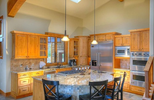 The Highlands House | Gold Run Lodge: 5-Bedroom Ski Home with Spa and Hot Tub
