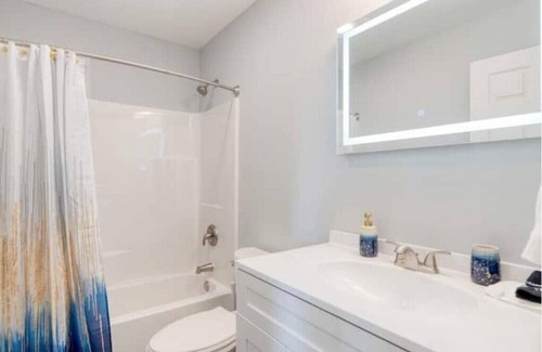 Evergreen House | Convenient Stay at Gold Rush | MT Sky Haus, Near Airport
