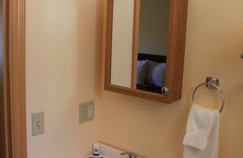 Apple Hill Hotel | Budget-Friendly Gold Trail Motor Lodge with Breakfast & Kitchen