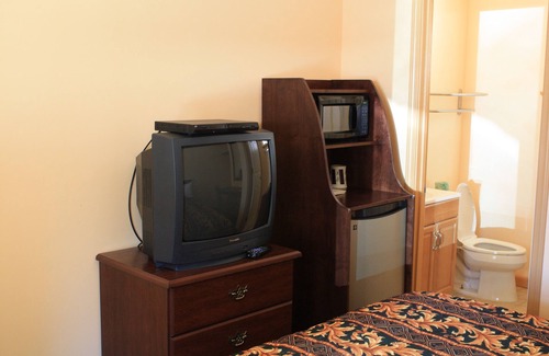 Apple Hill Hotel | Budget-Friendly Gold Trail Motor Lodge with Breakfast & Kitchen