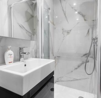 Hale House | Goldbeaters House: Family-Friendly Stay with Dining & Kitchen