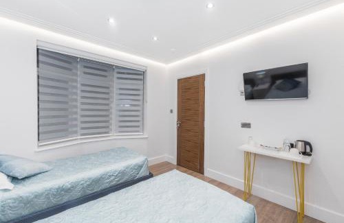 Hale House | Goldbeaters House: Family-Friendly Stay with Dining & Kitchen