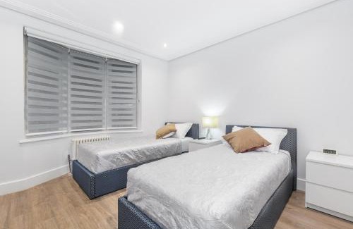 Hale House | Goldbeaters House: Family-Friendly Stay with Dining & Kitchen