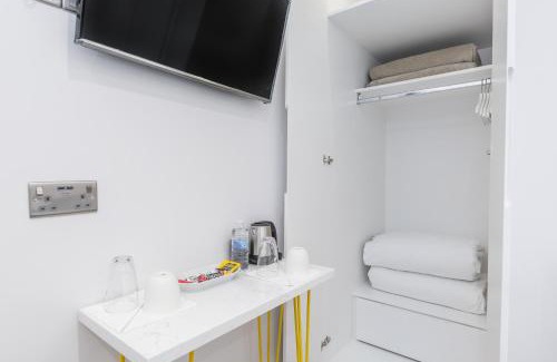 Hale House | Goldbeaters House: Family-Friendly Stay with Dining & Kitchen