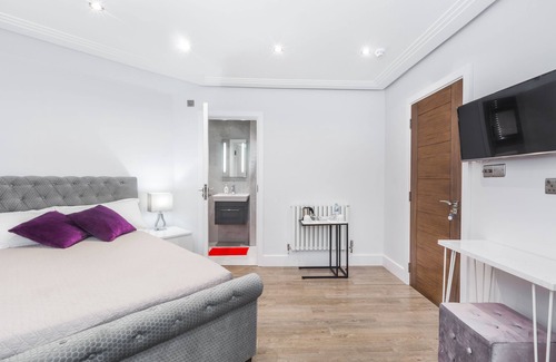 Hale House | Goldbeaters House: Family-Friendly Stay with Breakfast Included