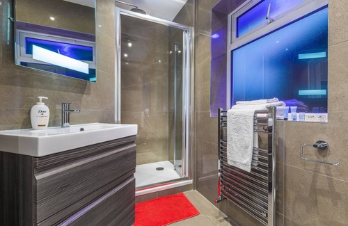 Hale House | Goldbeaters House: Family-Friendly Stay with Breakfast Included