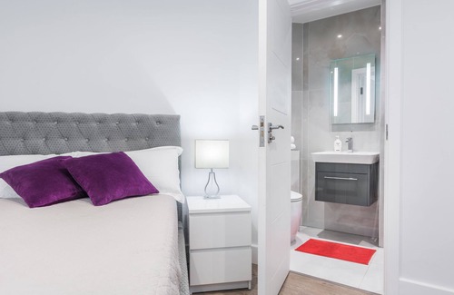 Hale House | Goldbeaters House: Family-Friendly Stay with Breakfast Included