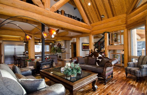 Golden Bed & Breakfast | Relax at Golden Acres Mountain Lodge with Spa & Pool Access