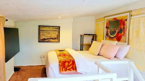 Kubease House | Golden Aurora Lodge: Pet-Friendly Retreat with Pool & Hot Tub