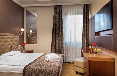 Gyor Hotel | Discover Golden Ball Club Hotel: Family-Friendly Retreat