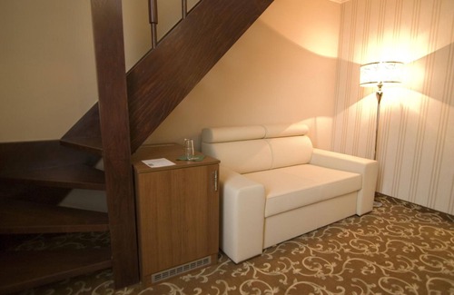 Gyor Hotel | Discover Golden Ball Club Hotel: Family-Friendly Retreat