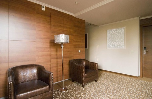 Gyor Hotel | Discover Golden Ball Club Hotel: Family-Friendly Retreat