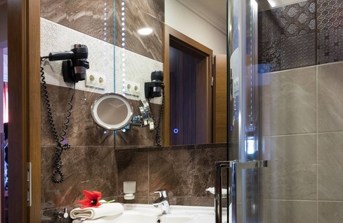 Gyor Hotel | Discover Golden Ball Club Hotel: Family-Friendly Retreat