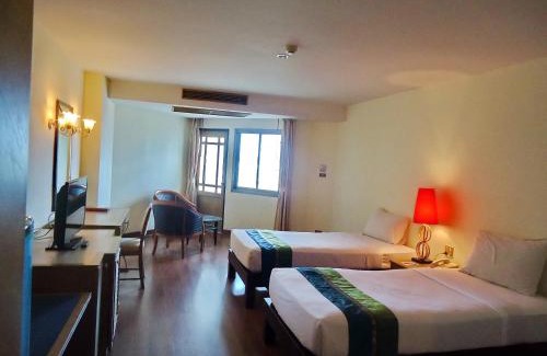 Cha-am Hotel | Relax at Golden Beach Cha-Am Hotel with Oceanfront Views