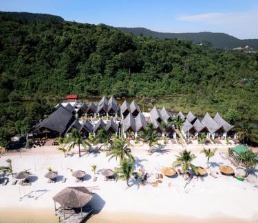 Koh Rong House | Cozy Golden Beach Resort: Oceanfront Oasis with Spa & Pool