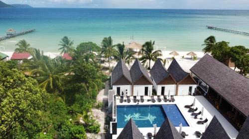 Koh Rong House | Cozy Golden Beach Resort: Oceanfront Oasis with Spa & Pool