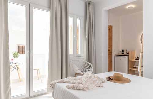 Naxos Town House | Golden Bird's: Oceanside Retreat with Pool and Breakfast