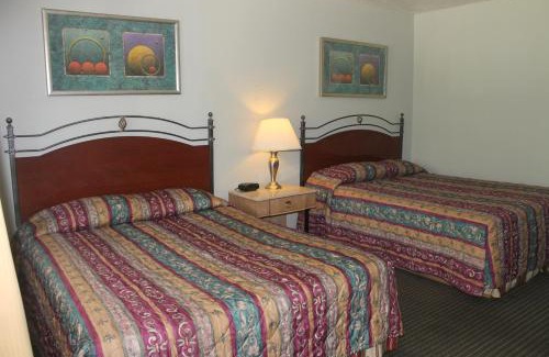 Cedar Ridge Hotel | Pet-Friendly Retreat at Golden Chain Motel with Pool Access