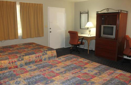 Cedar Ridge Hotel | Pet-Friendly Retreat at Golden Chain Motel with Pool Access