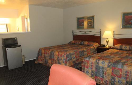 Cedar Ridge Hotel | Pet-Friendly Retreat at Golden Chain Motel with Pool Access
