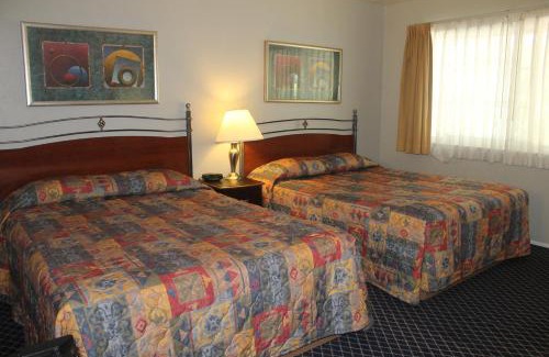 Cedar Ridge Hotel | Pet-Friendly Retreat at Golden Chain Motel with Pool Access