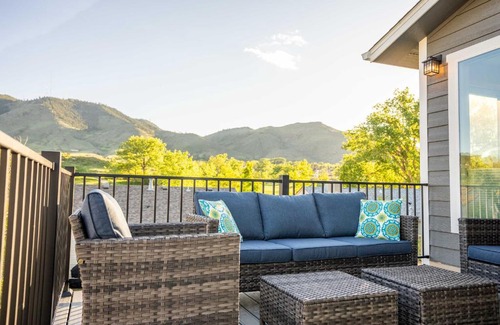Golden House | Incredible Mountain View at Modern Golden Cottage