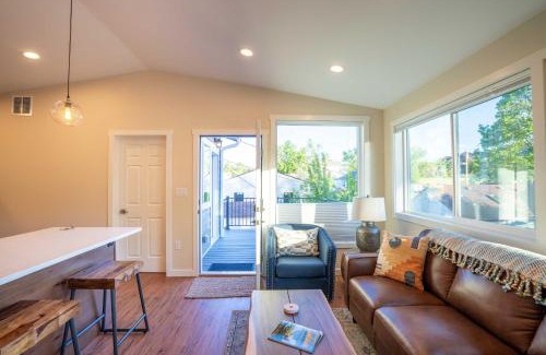 Golden House | Incredible Mountain View at Modern Golden Cottage